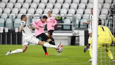 Pemain Juventus Leonardo Bonucci (kiri) menghalau pemain Barcelona Lionel Messi pada pertandingan Grup G Liga Champions di Allianz Stadium, Turin, Italia, Rabu (28/10/2020). Barcelona menaklukkan Juventus 2-0. (AP Photo/Antonio Calanni)