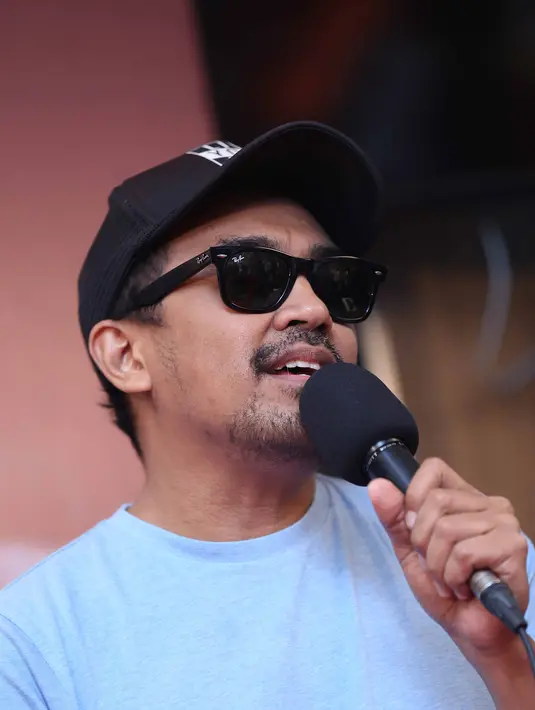 "Waduh. Hari gini kan WhatsApp ada, video call ada. Haha. Ya itu aja kalau quality timenya," kata Glenn fredly. (Nurwahyunan/Bintang.com)