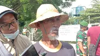 Musanam seorang warga kampung miliarder Tuban yang mengaku menyesal telah menjual tanahnya untuk pembangunan kilang minyak. (Liputan6.com/ Ahmad Adirin)