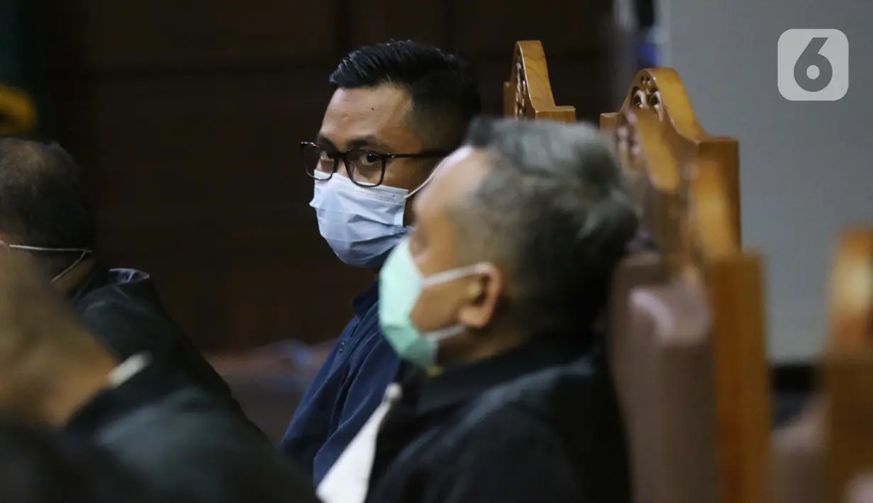 Terdakwa perantara suap dari Djoko Tjandra kepada Jaksa Pinangki Sirna Malasari terkait pengurusan fatwa di Mahkamah Agung (MA), Andi Irfan Jaya saat menjalani sidang lanjutan di Pengadilan Tipikor, Jakarta, Rabu (2/12/2020). Sidang mendengar keterangan saksi. (Liputan6.com/Helmi Fithriansyah)