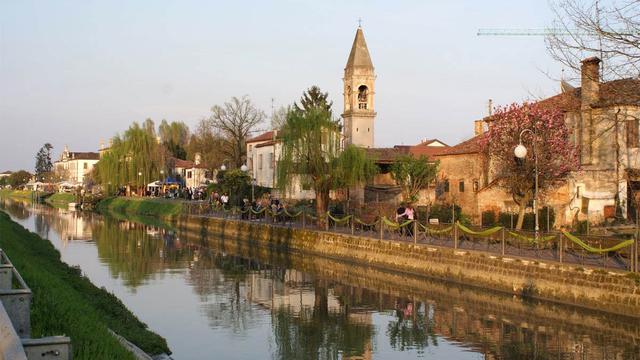 Sisi belakang dari Venesia.