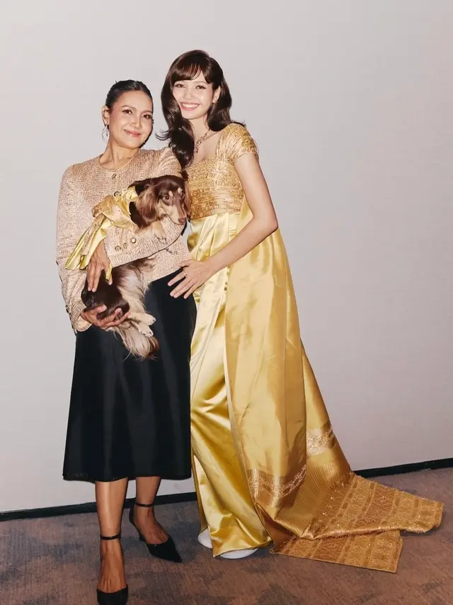 Gaya Kompak Lisa BLACKPINK Bersama Ibu dan Anjing Kesayangan dalam Balutan Gaun Emas