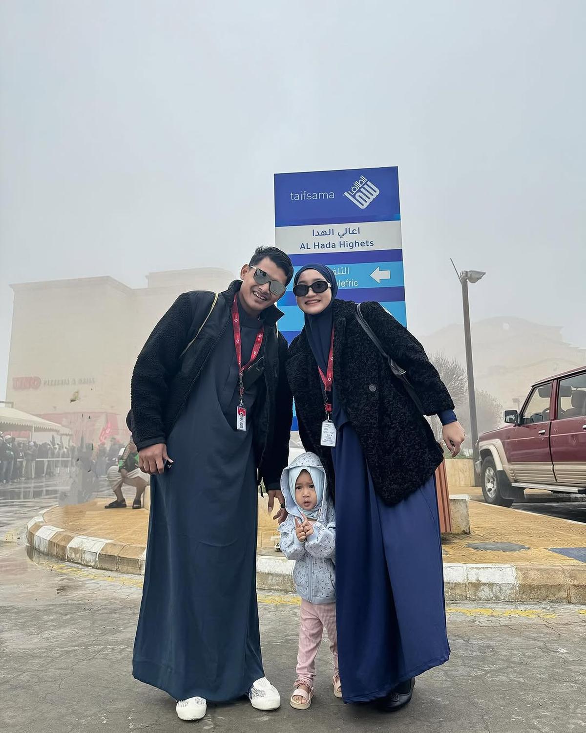 Potret Yeni Inka Berhijab saat Umrah, Kali Ini Bareng Suami dan Anak