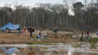 Sejumlah Penambang emas ilegal meninggalkan kamp setelah operasi polisi Peru di zona mega 14, Madre de Dios, Amazon Selatan, Peru (14/7/2015). Tambang emas ilegal ini merupakan wilayah cagar alam hutan Amazon. (REUTERS/Janine Costa)