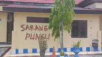 Polres Luwu penuh coretan Sarang Pungli dan Sarang Korupsi (Liputan6.com/Fauzan)