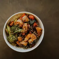 Mulai dari tahu teriyaki hingga mi jamur pedas, sajian berbahan nabati ini menawarkan rasa gurih yang cocok untuk menu sehari-hari. (Foto/Dok: Pexels)