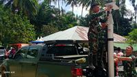 Personel TNI AD memasang perangkat Starlink. (Dokumentasi Dispenad TNI AD)