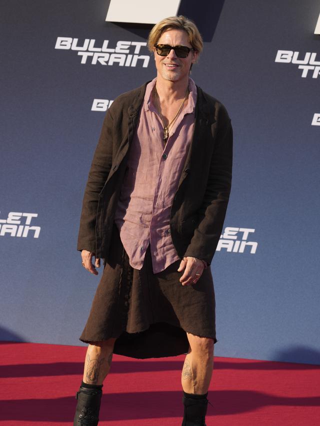 Brad Pitt Pakai Rok di Premier Film Bullet Train, Tato di Kaki Bikin Salah Fokus