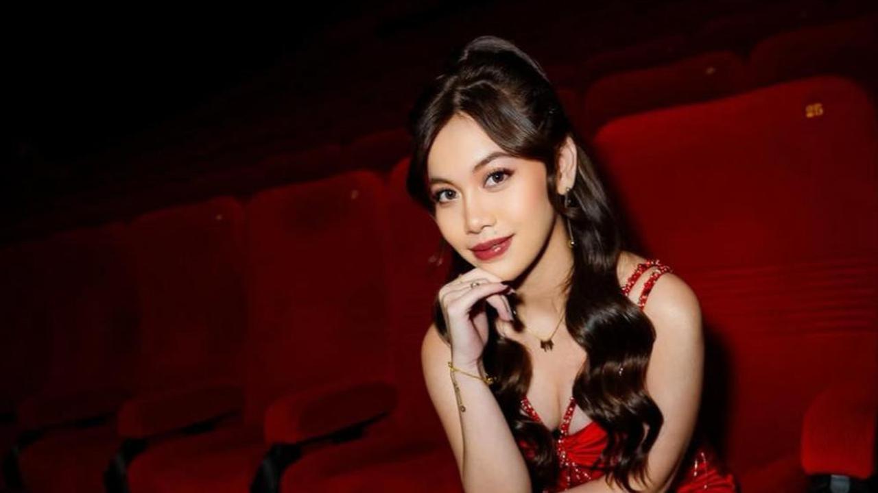 Frislly Herlind Kenakan Gaun Merah Cerah di Gala Premiere DESA MATI, Stylish Sekali