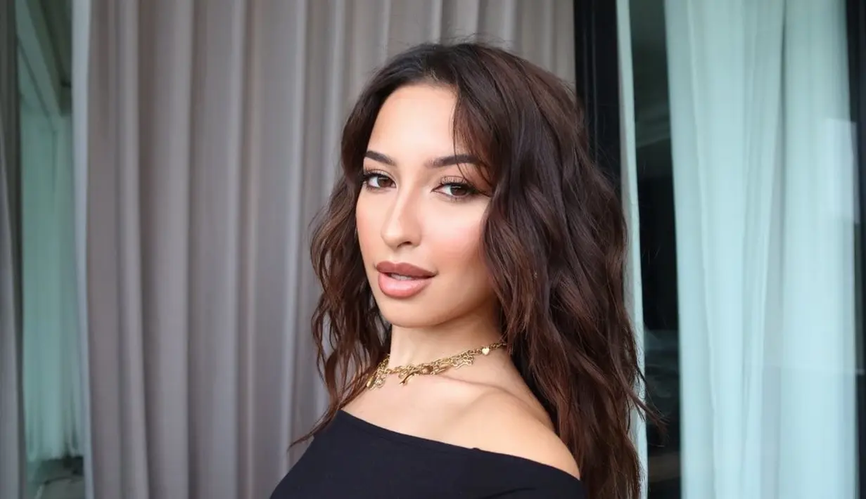 Dengan pulasan eyeshadow cokelat bergaya winged eye dengan kontur tipis di hidung dan rahang [@jennifercoppenreal20]