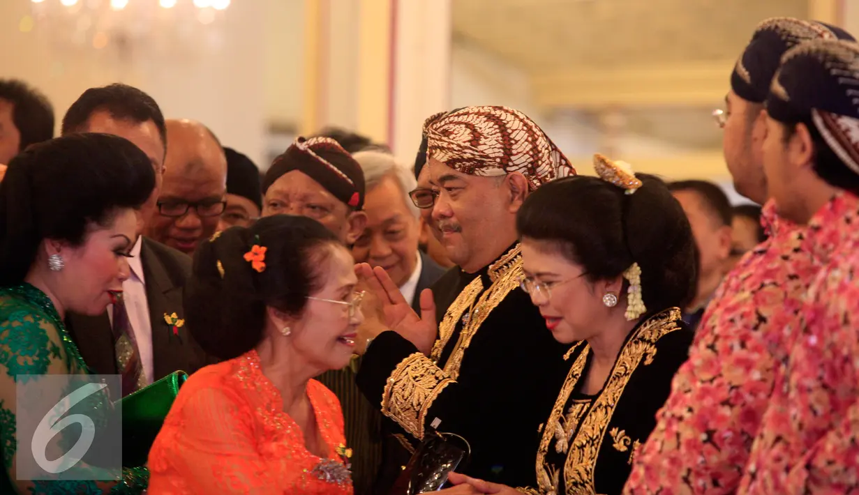 KGPH Prabu Suryodilogo (tengah) bersama permaisuri menerima ucapan semata dari para tamu undangan usai penobatan naik tahta Puro Pakualaman di Bangsal Sewotomo Yogyakarta, Kamis (7/1/2016). (Liputan6.com/Boy Harjanto)