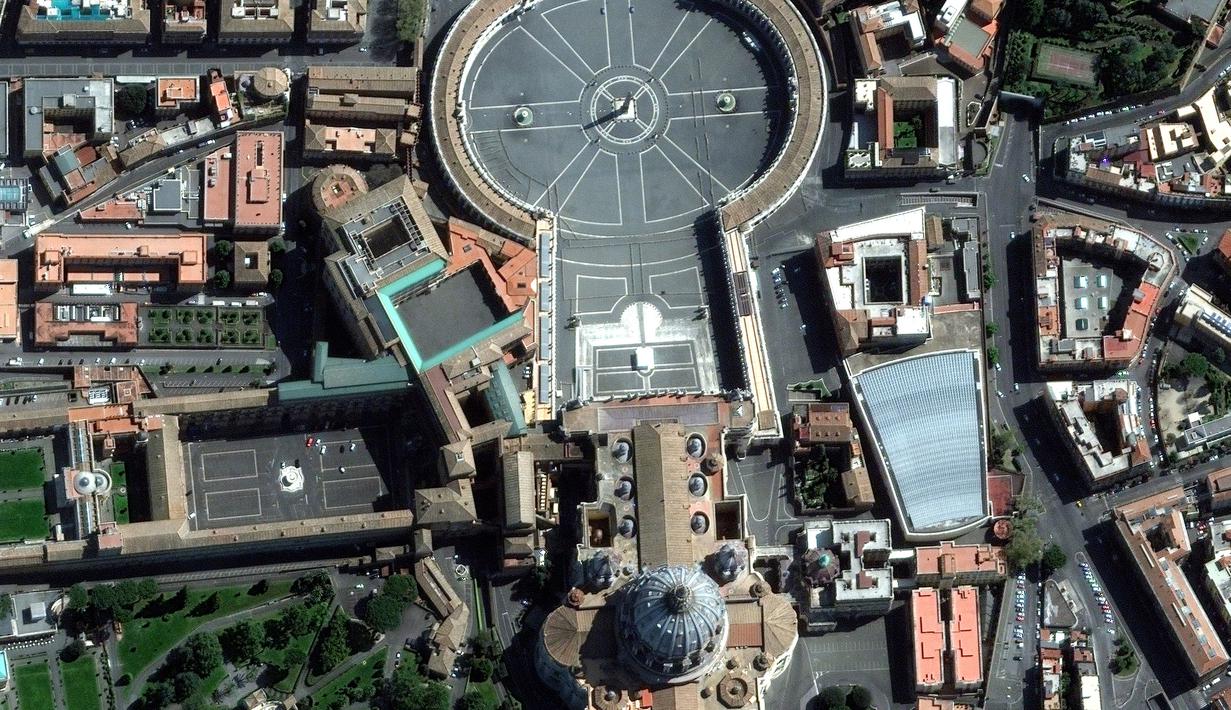 Citra satelit menunjukkan Lapangan Santo Petrus yang kosong saat perayaan Minggu Palma di Vatikan, Minggu (5/4/2020). Di tengah pandemi virus corona COVID-19, tidak ada kumpulan jemaat seperti yang biasa terjadi pada tahun-tahun sebelumnya. (Satellite image Â©2020 Maxar Technologies via AP)