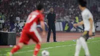 Ekspresi pelatih Timnas Indonesia, Patrick Kluivert, saat melawan Timnas&nbsp;China dalam laga Kualifikasi Piala Dunia 2026 zona Asia di Stadion Utama Gelora Bung Karno (SUGBK) Senayan, Jakarta, Kamis (5/6/2025). (Bola.com/Bagaskara Lazuardi)