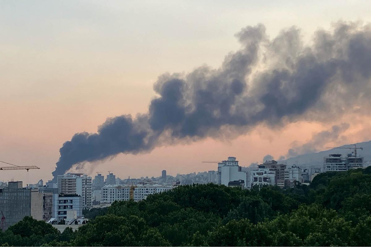 FOTO: Momen Penyiar Televisi Menghentikan Siaran Langsung Saat Serangan Udara Israel Menghantam Gedung Broadcasting