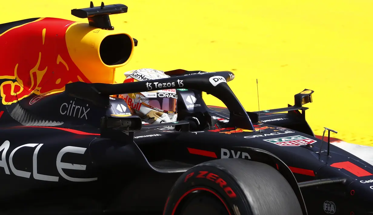 Duo Red Bull kini berada di depan. Verstappen masih berjarak 17 detik dari Perez saat balapan memasuki lap ke-40. Gap mereka terus berkurang. Tetapi ban soft yang sudah aus membuat pembalap asal Belanda tersebut harus melakukan pit ketiga untuk kompon medium. (AP/Joan Monfort)