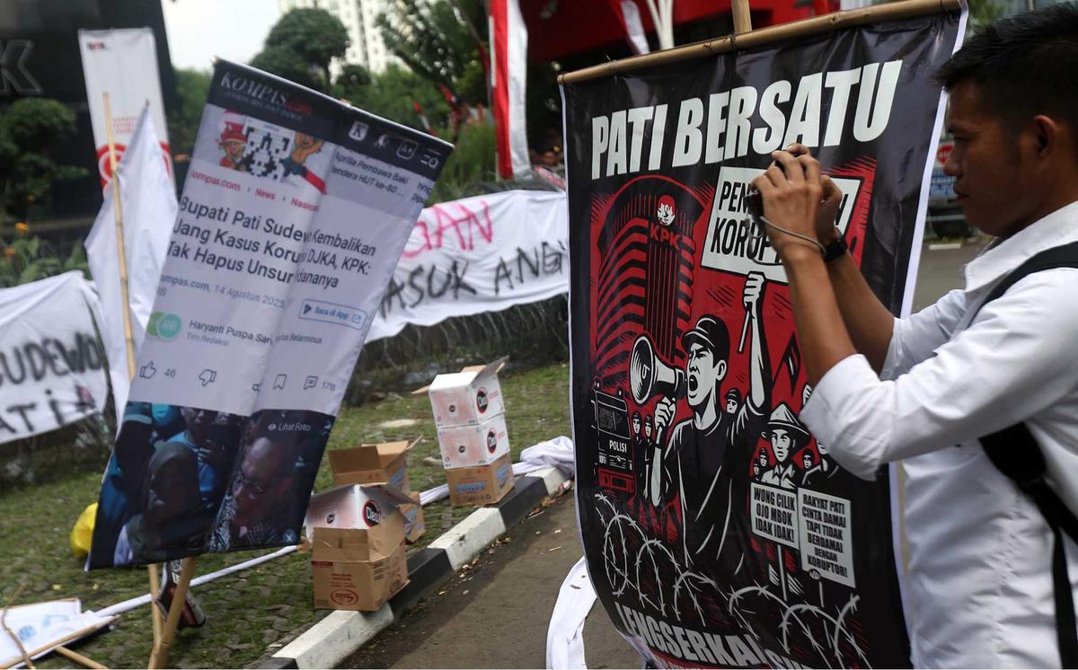 FOTO: Akasi Massa Desak KPK Tetapkan Bupati Pati Sudewo Tersangka