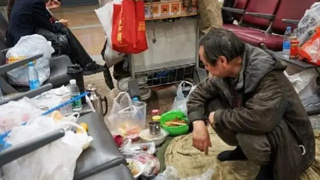 Pria Ini Tinggal di Bandara Selama 14 Tahun, Alasannya Bikin Geleng Kepala