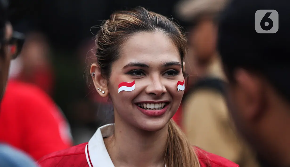 Warga mulai berdatangan di area Stadion Utama Gelora Bung Karno (SUGBK), Jakarta, Senin (19/6/2023). Warga yang hendak menonton laga Timnas Indonesia Vs Argentina didominasi jersey merah, sebagai penanda dukungan kepada Timnas Indonesia, dan hanya segelintir yang datang menggunakan jersey Argentina. (Liputan6.com/Johan Tallo)
