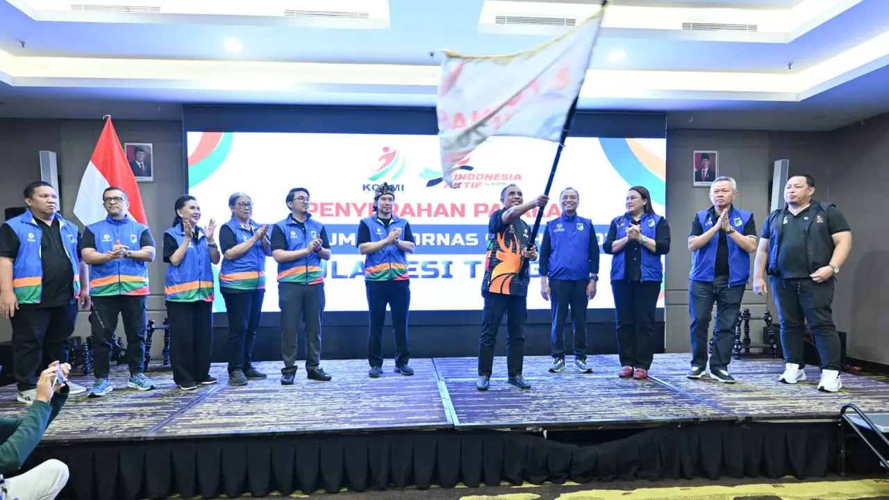 Gubernur Sulawesi Tengah, Dr. H. Anwar Hafid, M.Si, resmi menerima bendera pataka Festival Olahraga Rekreasi Masyarakat Nasional (FORNAS) dari Ketua Umum KORMI Nasional. (Istimewa)