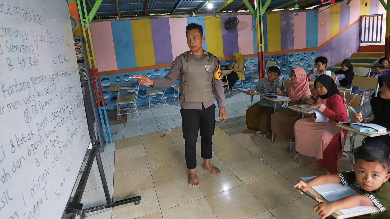 FOTO: Sosok Aiptu Agus Riyanto, Polisi Inspiratif Dirikan Sekolah Gratis untuk Anak-Anak Pemulung di Sudut Jakarta