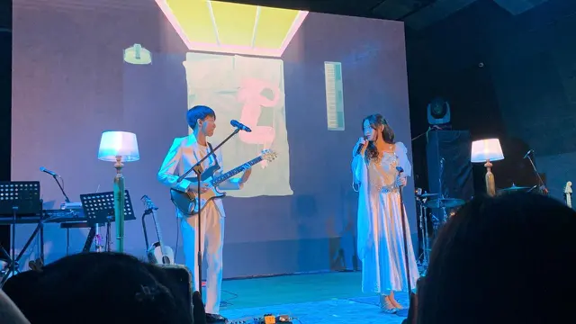 Raissa Anggiani duet bersama teman di tur album Kepada,yang Terhormat pada Sabtu (17/1/2026) (dok. Zikrah Nur Amalah/Liputan6.com)
