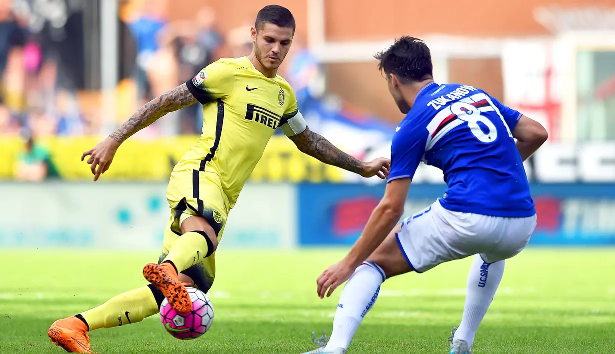 Pemain Sampdoria Ervin Zukanovic (kanan) berebut bola dengan Inter Mauro Icardi (kiri) dalam lanjutan Liga Italia Serie A di Stadion Luigi Ferraris, Genoa, Minggu (014/10/2015) Sampdoria dan Inter imbang 1-1. (EPA/Simone Arveda)
