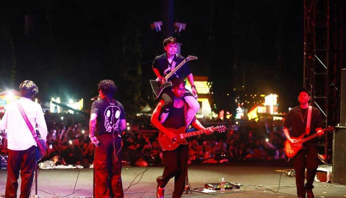 Pecah! 10 Potret .FEAST Gebrak KapanLagi Buka Bareng (KLBB) BRI Festival 2025 - Puluhan Ribu Penonton Membara Nyanyi Bareng