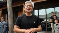 CEO Nvidia, Jensen Huang, berbicara kepada wartawan saat tiba untuk konferensi pers di sebuah hotel di Beijing pada 16 Juli 2025. Otoritas Tiongkok memanggil raksasa teknologi AS Nvidia pada 31 Juli 2025 untuk membahas "masalah keamanan serius" yang ditemukan pada chip-nya, kata regulator internet tertinggi negara itu. (Adek BERRY/AFP)