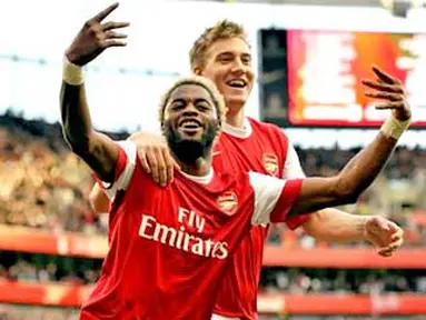 Gelandang Alex Song (kiri) bersorak kegirangan seusai melesakkan gol tunggal kemenangan Arsenal atas West Ham di Emirates Stadium, 30 Oktober 2010. AFP PHOTO/GLYN KIRK