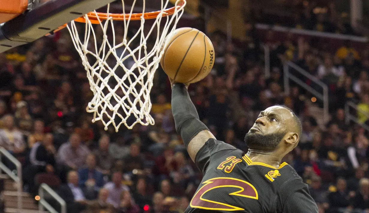 Aksi bintang Cleveland Cavaliers, LeBron James saat melakukan dunks melawan New York Knicks pada laga perdana NBA basketball game 2016-2017  di Cleveland, Rabu (26/10/2016) WIB. (AP/Phil Long)