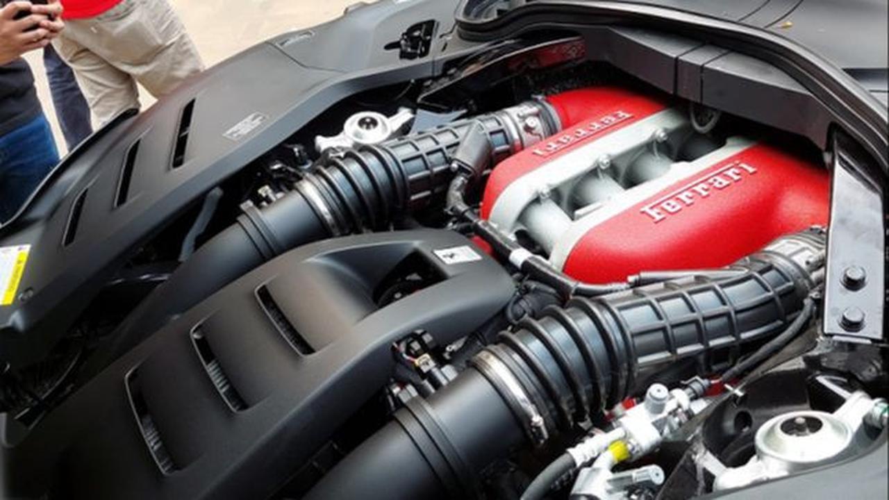 Ferarri Purosangue dibekali mesin V12 6.500 cc naturally-aspirated.Tenaganya&nbsp;715 hp dengan torsi 716 Nm, yang disalurkan ke seluruh roda melalui transmisi otomatis dual clutch 8-percepatan Dengan performa itu, Purosangue melesat dari 0-100 km per jam
