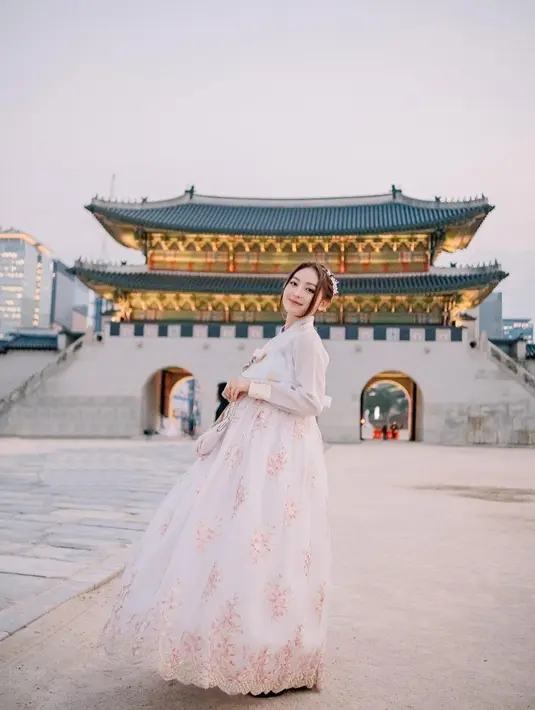 Natasha memakai hanbok berwarna putih dan pink pastel. Penampilannya yang begitu cantik dan anggun mengenakan busana tradisional Korea itu pun menuai pujian netizen hingga disebut bak warga lokal.  [@natashawilona12]