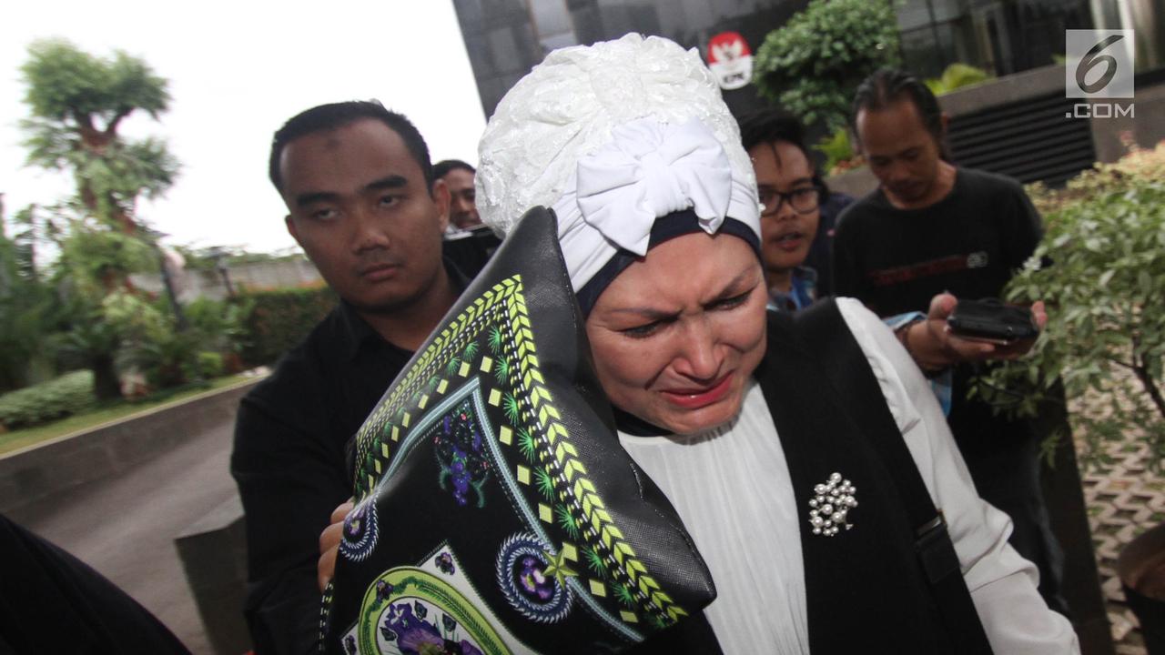 Tangis Ibu Zumi Zola Usai Diperiksa KPK