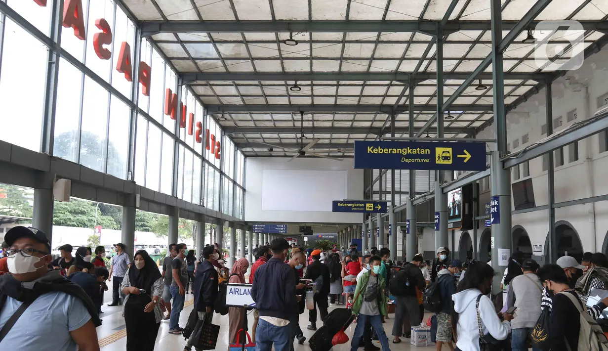 Sejumlah calon penumpang mengantre untuk memasuki rangkaian kereta api Airlangga yang berhenti di Stasiun Pasar Senen, Jakarta, Minggu (10/4/2022). Memasuki pekan kedua Ramadhan, gelombang arus mudik di Stasiun Pasar Senen mulai terlihat. (Liputan6.com/Herman Zakharia)