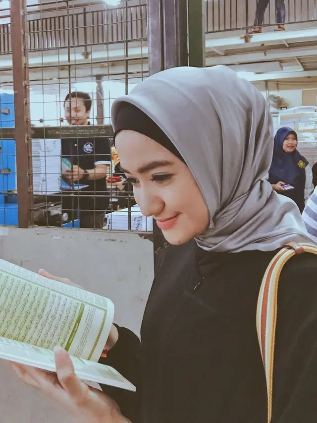 Marcella Simon Pakai Hijab