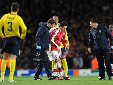 Cesc Fabregas pernah bermain dengan cedera patah kaki saat Arsenal melawan Barcelona di perempatfinal Liga Champions 2010. Hebatnya lagi, ia berhasil melakukan eksekusi tendangan penalti yang berbuah menjadi gol. (AFP/Josep Lago)
