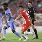 Pemain Real Madrid Vinicius Junior, kiri dikejar oleh pemain Almeria Lucas Robertone selama pertandingan sepak bola La Liga Spanyol antara Almeria dan Real Madrid di stadion Power Horse di Almeria, Spanyol, Minggu, 8 Agustus. 14, 2022. (Foto AP/Jose Breton)