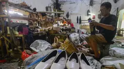 Pasca-perayaan Lebaran 2025 pada April lalu, pelaku Usaha Mikro, Kecil, dan Menengah (UMKM) di industri rumahan sepatu wanita OB Shoes mengaku mengalami penurunan omzet produksi. (merdeka.com/Arie Basuki)
