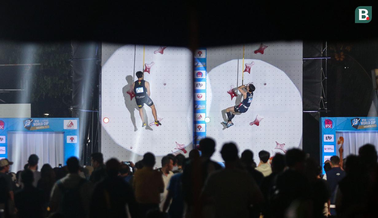 Atlet panjat tebing China, Liang Zhang berkompetisi melawan atlet panjat tebing Korea Selatan, Shin Eun-cheol pada nomor speed putra 16 besar Kejuaraan Dunia Panjat Tebing IFSC 2023 seri Jakarta melawan atlet panjat tebing China, Xinshang Wang di Lot 6, Kompleks Stadion Utama Gelora Bung Karno, Jakarta, Indonesia, Minggu (07/05/2023). (Bola.com/Bagaskara Lazuardi)