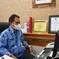Kabag Protokol dan Komunikasi Pimpinan Setda Kota Denpasar Dewa Gede Rai saat menerima penghargaan Anugerah Humas Indonesia kategori Pemerintah Kota Terpopuler di Media Digital Tahun 2021 yang dilaksanakan secara online, Jumat (17/09/2021). (Ist)