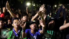 Ratusan pendukung Persebaya bernyanyi menghabiskan malam di GOR Padjajaran, Bandung, Sabtu (7/1). Ribuan suporter Persebaya berkumpul di GOR Padjajaran menunggu keputusan kongres PSSI terkait nasib klub kesayangan mereka. (Liputan6.com/Helmi Fithriansyah)