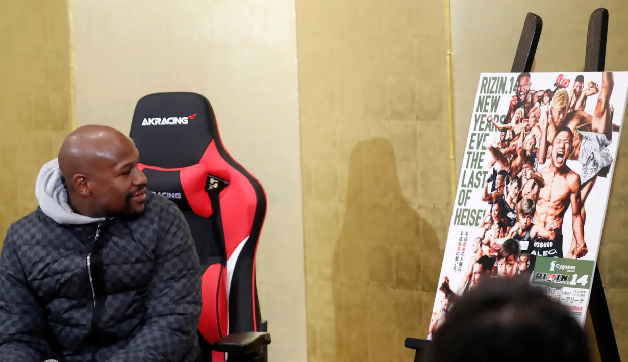 Floyd Mayweather Jr selama konferensi pers di Tokyo (29/12). Mayweather akan melawan kickboxer Jepang Tenshin Nasukawa dalam pertandingan eksibisi tiga putaran di Jepang pada Malam Tahun Baru. (AP Photo/Eugene Hoshiko)