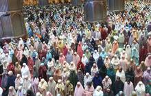 FOTO: Ribuan Jemaah Padati Masjid Istiqlal pada Tarawih Perdana Ramadan 1447 H