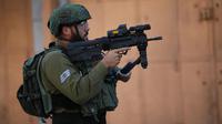 Seorang tentara Israel membidikkan senapannya ke arah demonstran Palestina saat terjadi bentrokan usai aksi demonstrasi menolak rencana aneksasi Israel di Kota Hebron, Tepi Barat, Jumat (3/7/2020). (Xinhua/Mamoun Wazwaz)