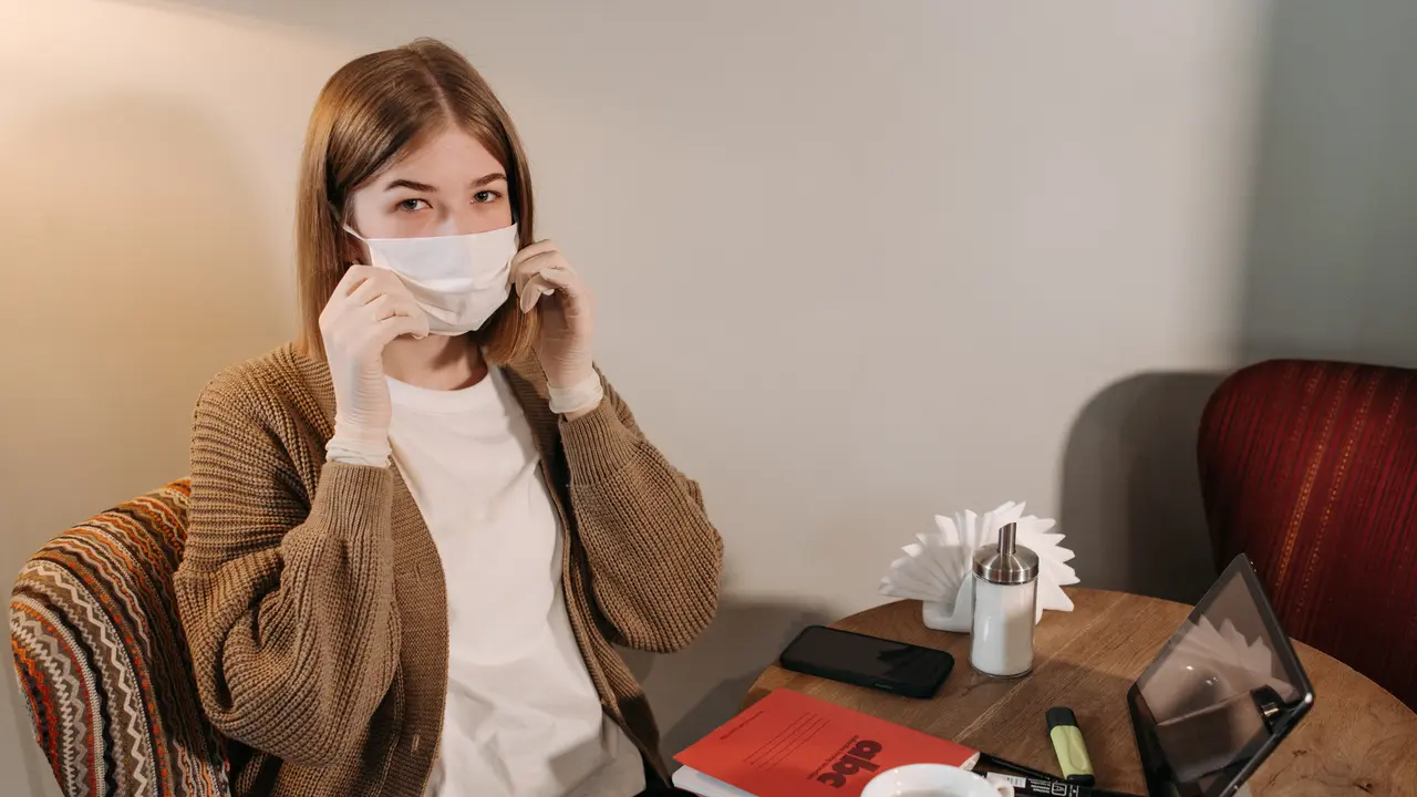 Covid-19 BA.4 dan BA.5 muncul di Indonesia, pelanggaran lepas masker dievaluasi.