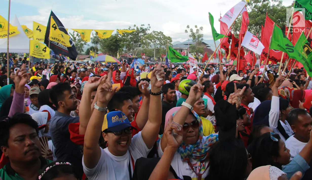 Massa pendukung capres dan cawapres nomor urut 01 Joko Widodo-Ma'ruf Amin menghadiri kampanye yang dihadiri politikus Partai Hanura Wiranto di Lapangan Padebulo, Gorontalo, Selasa (2/4). Wiranto mendapat sambutan hangat dari ribuan rakyat Gorontalo. (Liputan6.com/Arfandi Ibrahim)