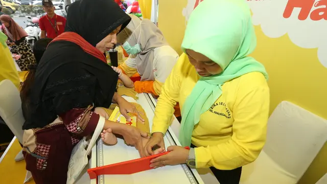 Para bidan memeriksa tumbuh kembang anak sekaligus cek kesehatan kulit.