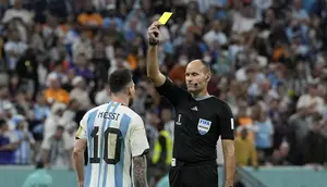Wasit Antonio Mateu memberikan&nbsp;kartu kuning kepada pemain Argentina Lionel Messi pada laga perempat final Piala Dunia 2022 melawan Belanda di Stadion Lusail, Qatar, Sabtu, 10 Desember 2022.&nbsp;(AP Photo/Ricardo Mazalan)