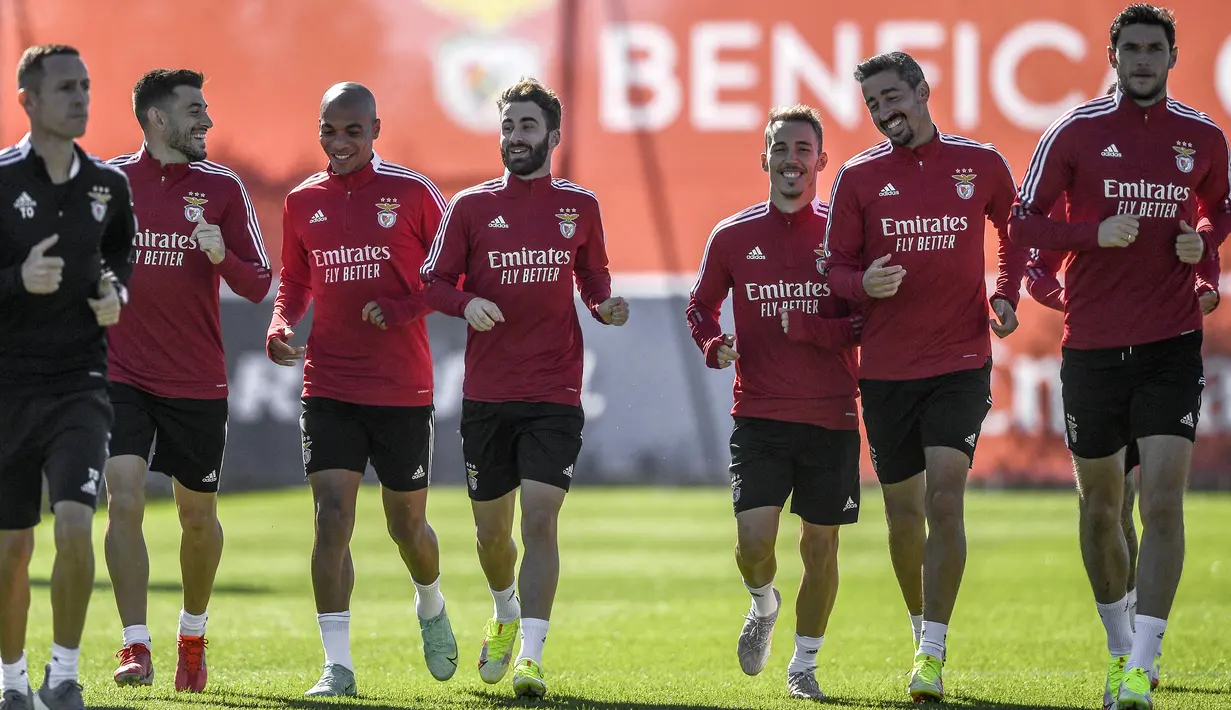 Para pemain Benfica menghadiri sesi latihan jelang duel melawan Barcelona di kamp pelatihan Benfica Campus di Seixal dekat Lisbon, Selasa (28/9/2021). Benfica akan menjamu Barcelona dalam laga fase Grup E Liga Champions pada Kamis dini hari WIB, 30 September mendatang. (PATRICIA DE MELO MOREIRA/AFP)
