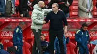 Asisten pelatih Chelsea asal Argentina, Willy Caballero, berjabat tangan dengan manajer Nottingham Forest asal Australia, Ange Postecoglou (kanan) setelah pertandingan Premier League&nbsp;antara Nottingham Forest dan Chelsea di The City Ground, Nottingham, Inggris tengah, pada 18 Oktober 2025. (JUSTIN TALLIS/AFP)